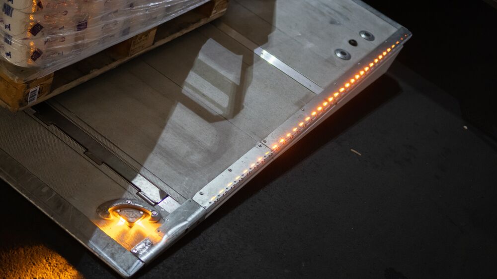 REWE Safety Lights an der Ladebordwand eines LKWs