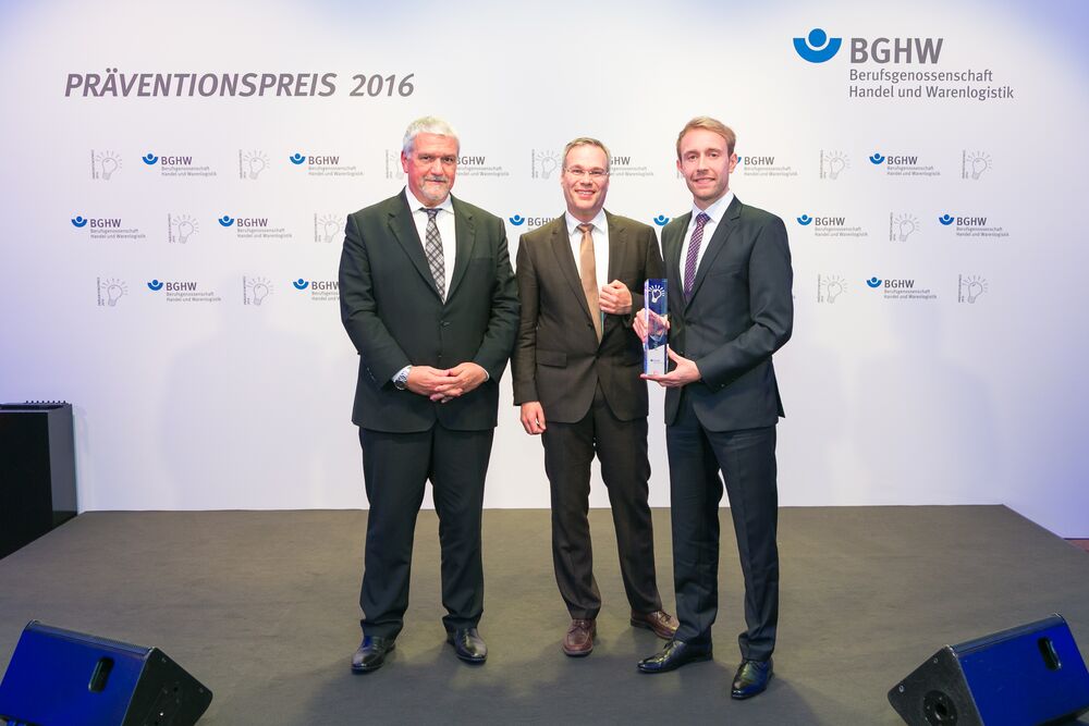 Der BGHW-Vorstandsvorsitzende Manfred Wirsch (Vertreter der Versicherten) und die Preisträger der REWE Group