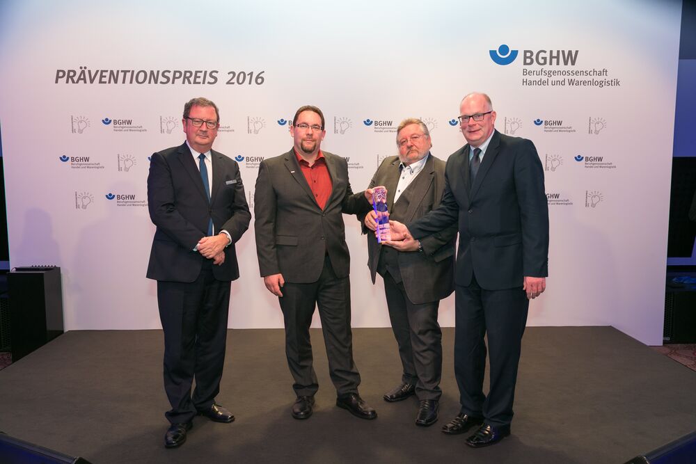 Der BGHW-Vorstandsvorsitzende Dr. Rainhardt Freiherr von Leoprechting (Vertreter der Arbeitgeber) und die Preisträger von REWE