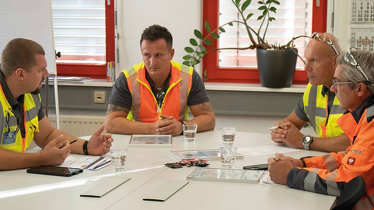 Beschäftigte von Algeco im Gespräch