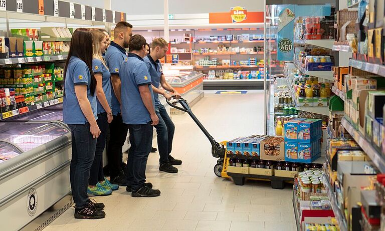 Auszubildende in einem Supermarkt von LIDL