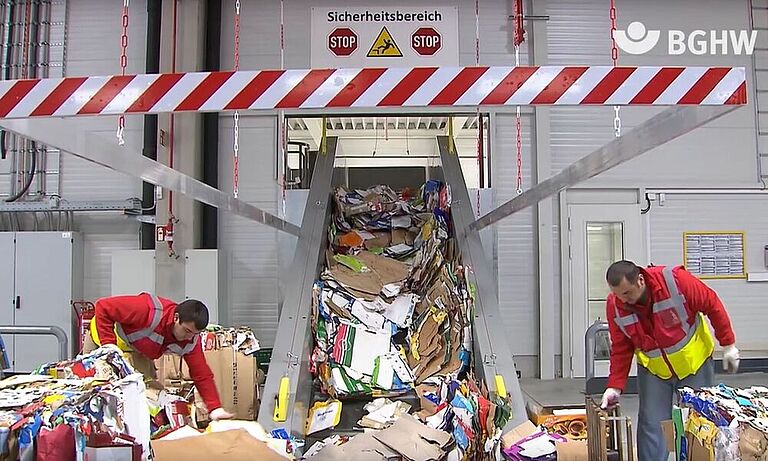 Zwei Mitarbeiter des Markendicounters Netto beim Entsorgen der Kartonagen