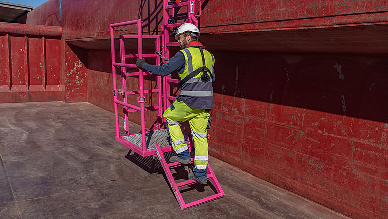 Einstiegshilfe im Schiffsladeraum Stadthafen Lünen. © BGHW