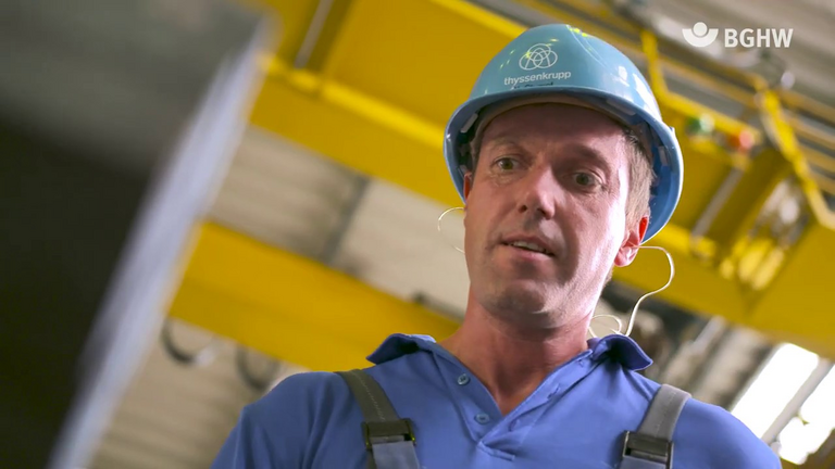 Mitarbeiter von Thyssenkrupp aus der Bodenperspektive