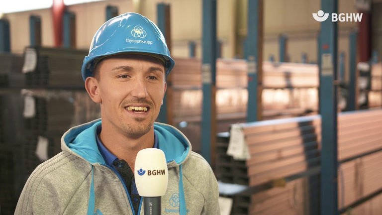 Mitarbeiter von Thyssenkrupp wird interviewt