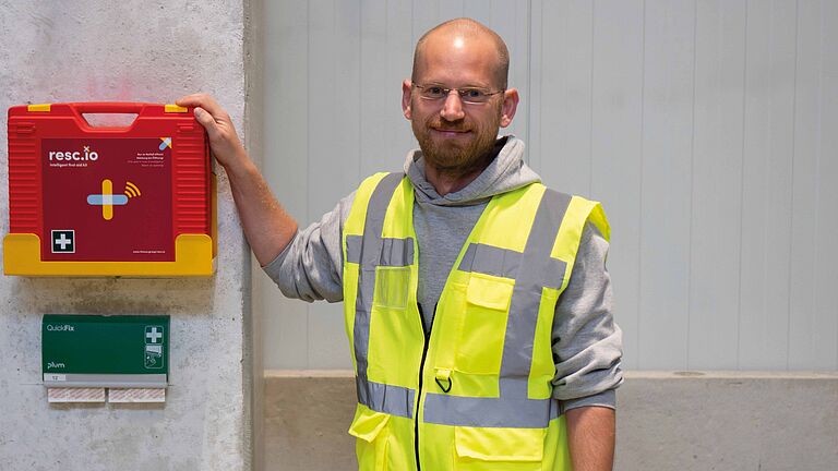 Jonas von Frieling mit dem Erste-Hilfe-Koffer „resc.io“.