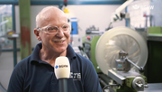 Mitarbeiter von Tyco Electronics Raychem wird interviewt