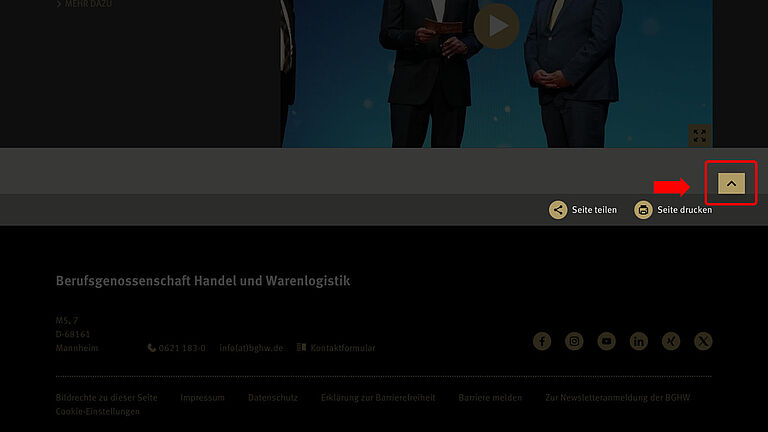 Website der Goldenen Hand mit rot markiertem button, der nach oben führt