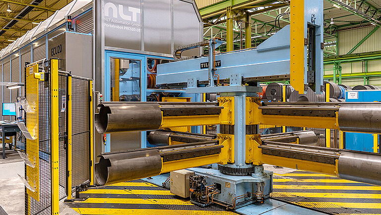 Ein Messerbauroboter bei Thyssen-Krupp in einer Werkshalle.