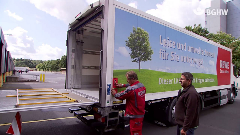 Mitarbeiter von Rewe beim Herunterfahren einer LKW-Ladeboardwand