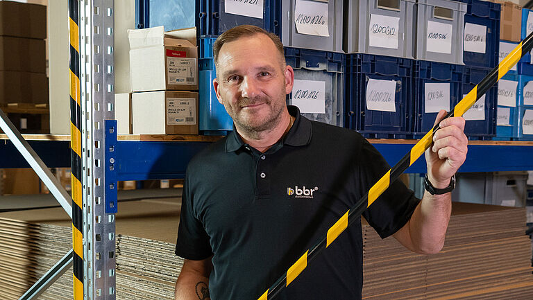 Lagerleiter Michael Schulz zeigt seine Idee: die Signalstange für den Eckenschutz.