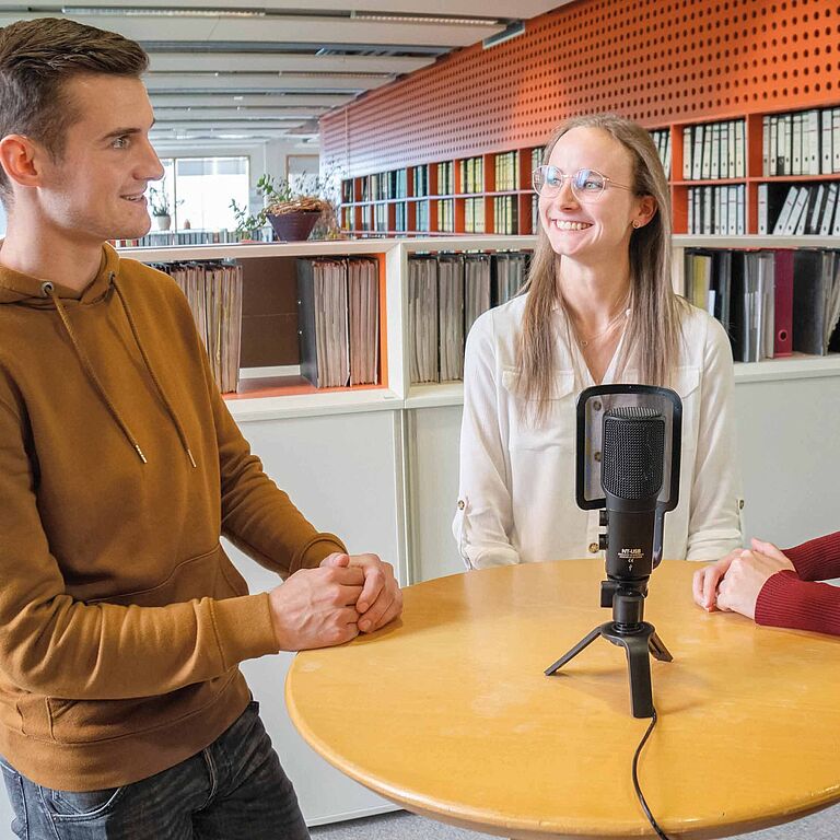 Maura Schad, Vorsitzende der JAV, Luisa Gilbert und Maurice Müller, beide Mitglieder des JAV-Teams, haben einen Muster-Podcast filmisch umgesetzt, um den Kolleginnen und Kollegen das Projekt ‚Oranger Engel‘ vorzustellen.