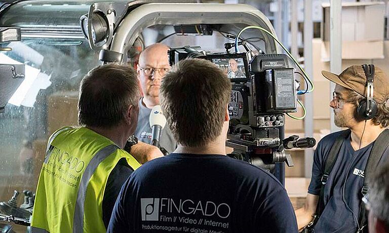Kaemerateam bei Dreharbeiten zum Preisträgerfilm bei Alca Mobil Logistics and Services