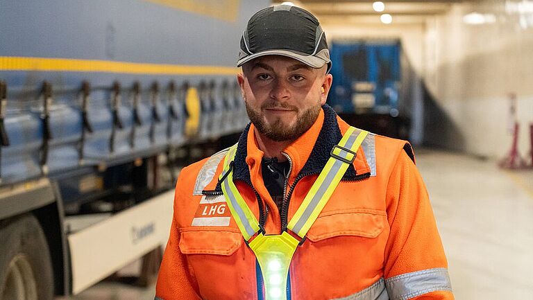 Mitarbeiter von LHG steht vor einem LKW