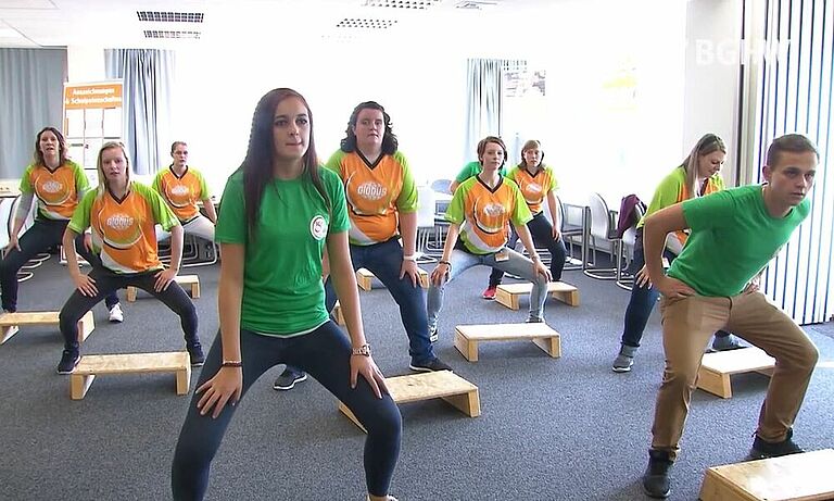 Eine Gruppe von Auszubildenen der FGlobus SB Warenhaus in Zell bei Gymnastikübungen