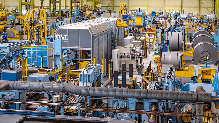 Blick in die Werkshalle des Stahl-Service-Centers von Thyssenkrupp Materials Processing am Standort Krefeld