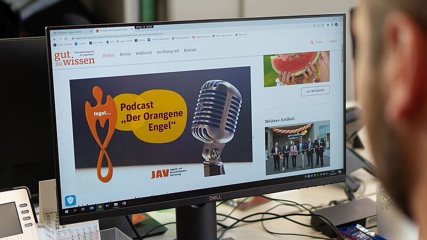 Screenshot einer Website, in dem der Podcast "Der orangene Engel" vorgestellt wird