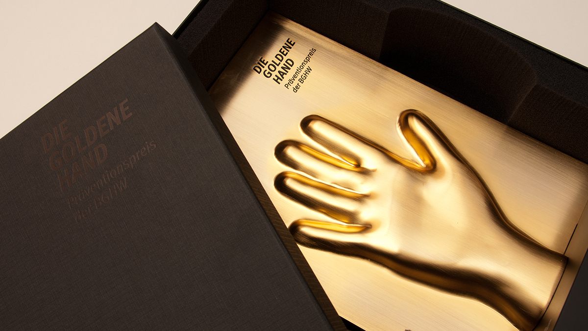 Die Goldene Hand-Trophy in einer dunkelgrauen Schachtel